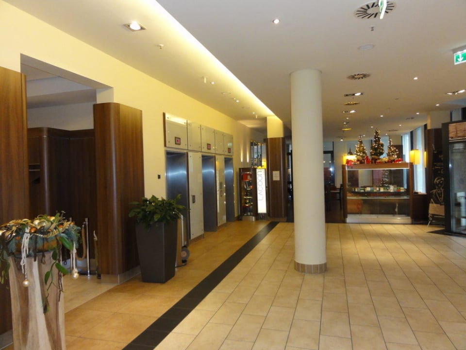 Lobby  Lindner Hotel Hamburg Am Michel, part of JdV by Hyatt