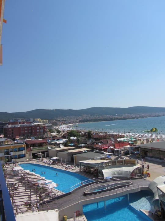 Vom Balkon der Pool Hotel Glarus Beach