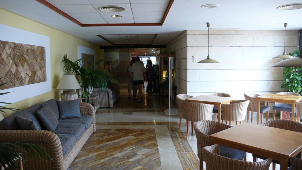 Weg zur Rezeption allsun Hotel Borneo - Adults only