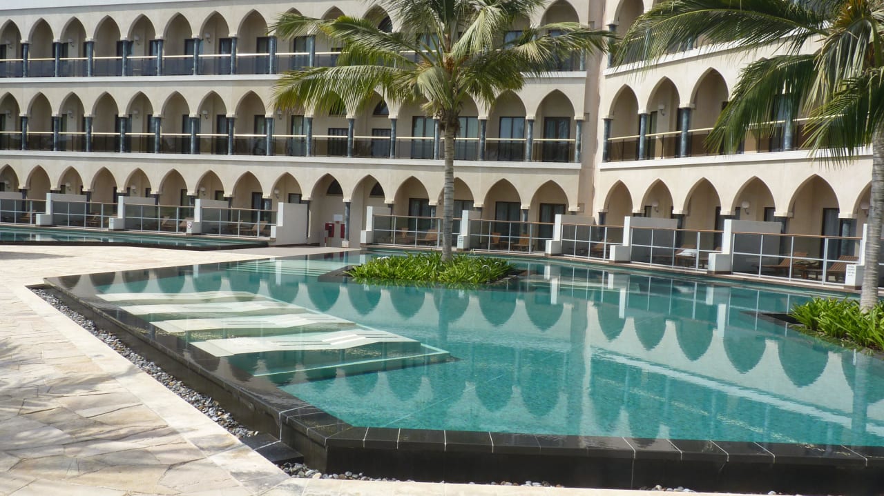 Die Liegen sind bequem aber nicht sauber Al Bustan Palace - A Ritz-Carlton Hotel