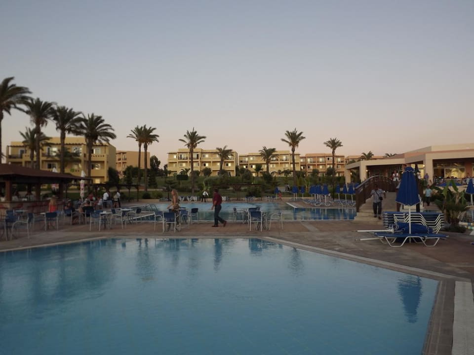 Sonnenuntergang am Pool Hotel Horizon Beach Resort