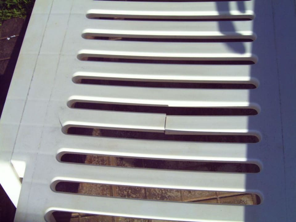 Kaputte Poolliegen Hotel Hermes