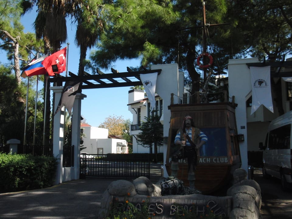 Hoteleinfahrt Pirate's Beach Club