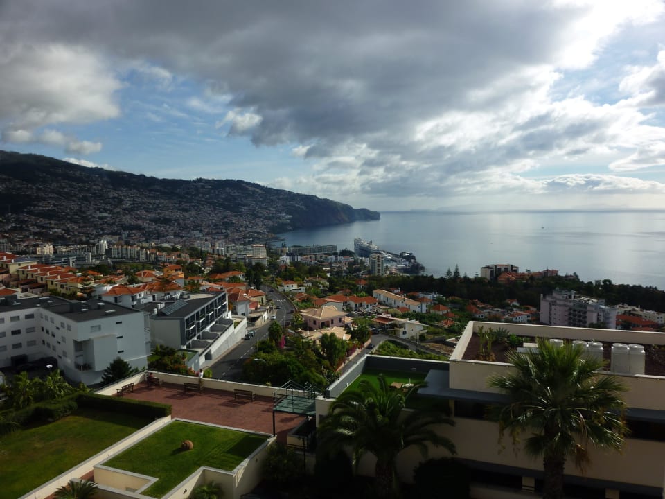 Blick vom Balkon auf Funchal und Meer Hotel Madeira Panoramico