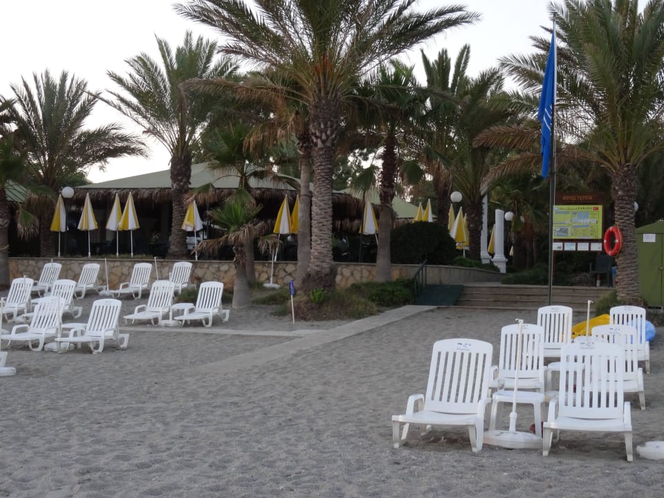 Blick vom Strand auf die Strandbar Hotel Yetkin