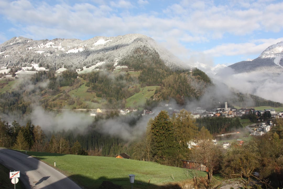 Blick vom Balkon Richtung Arzl  Kinderbauernhof Ierzerhof