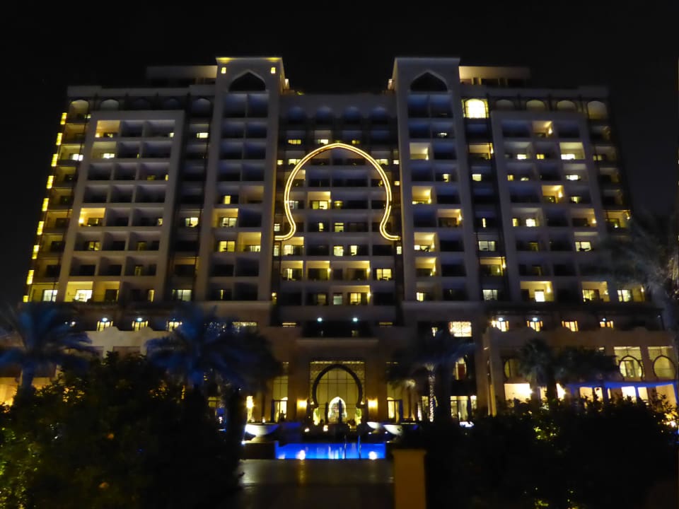 Bei Nacht Ajman Saray, a Luxury Collection Resort