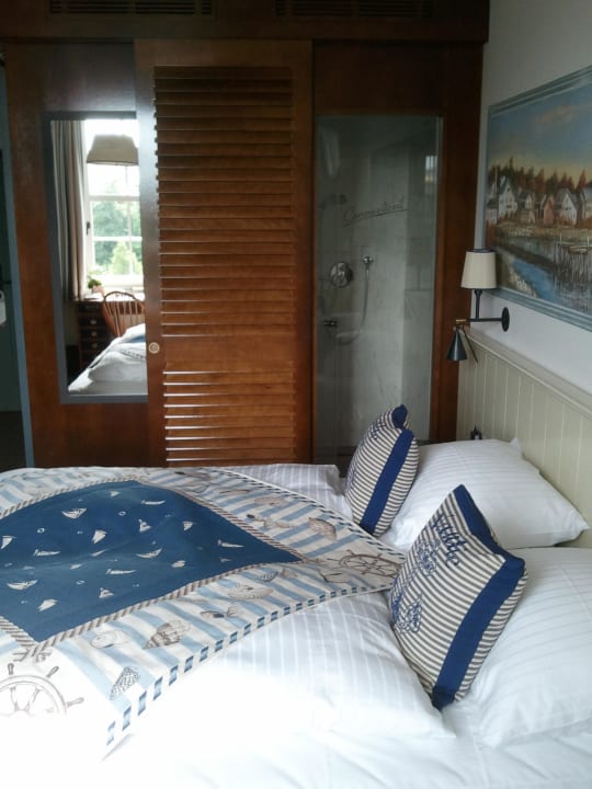 Blick in die Dusche im EG, kann zugemacht werden Hotel Bell Rock Europa-Park