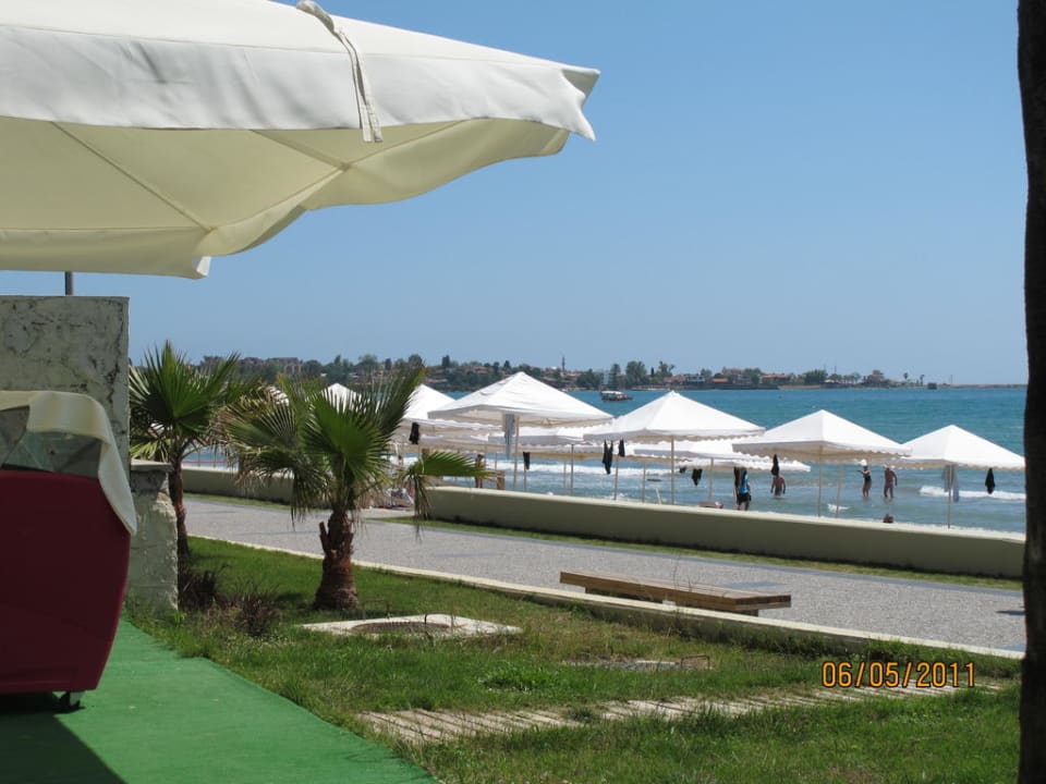 Promenade und Strand mit Blick auf Side Hotel Sirma