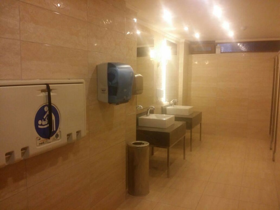 Toilette an der Lobby Hane Family Resort