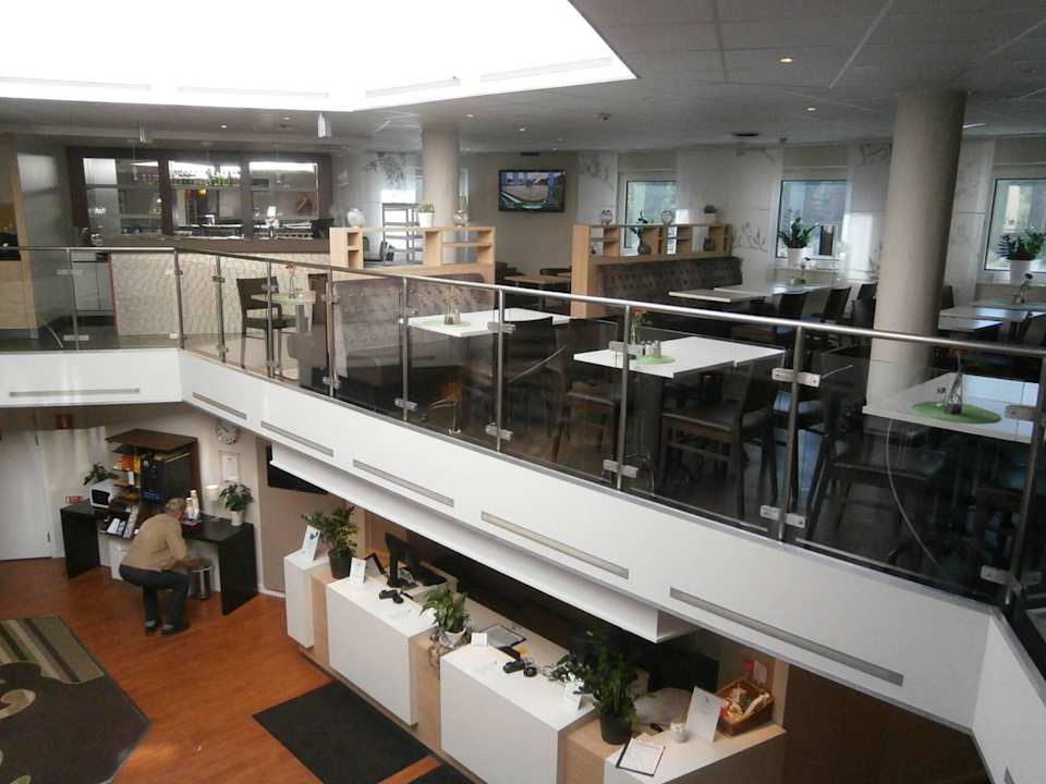 Frühstücksbereich oben, Rezeption unten Good Morning Arlanda