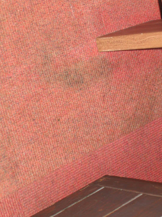 Verschmutzter Teppichboden  Gasthof Bergheimat