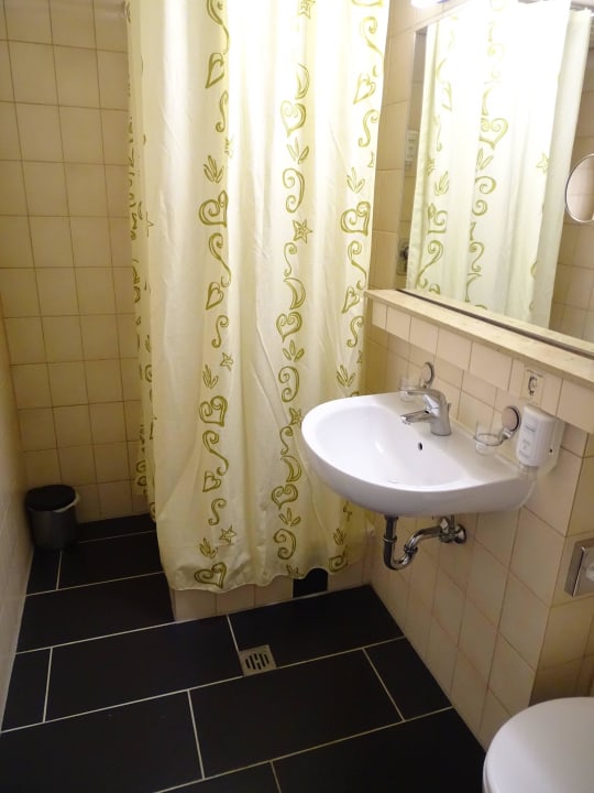 Bad mit Dusche und Vorhang, welches immer für Über Terminal Hotel Köln