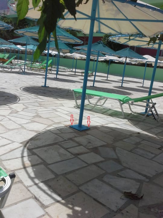 Der Metallsonnenschirm ist zirka 1,40m. hoch Eri Beach & Village