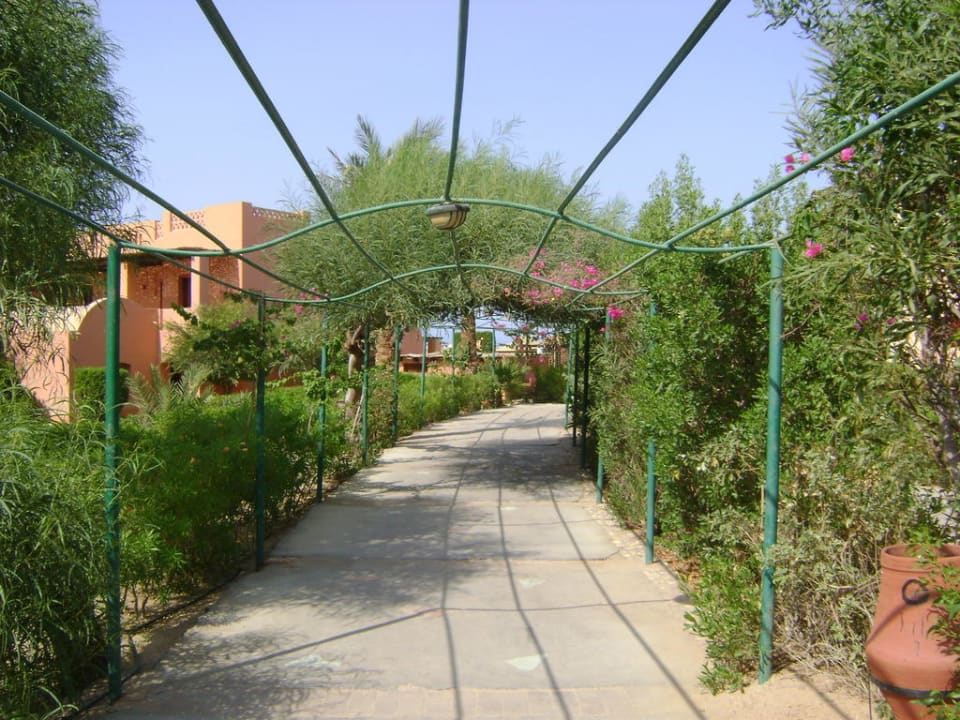 Weg vom Hotel zum Strand Jaz Makadi Oasis Resort