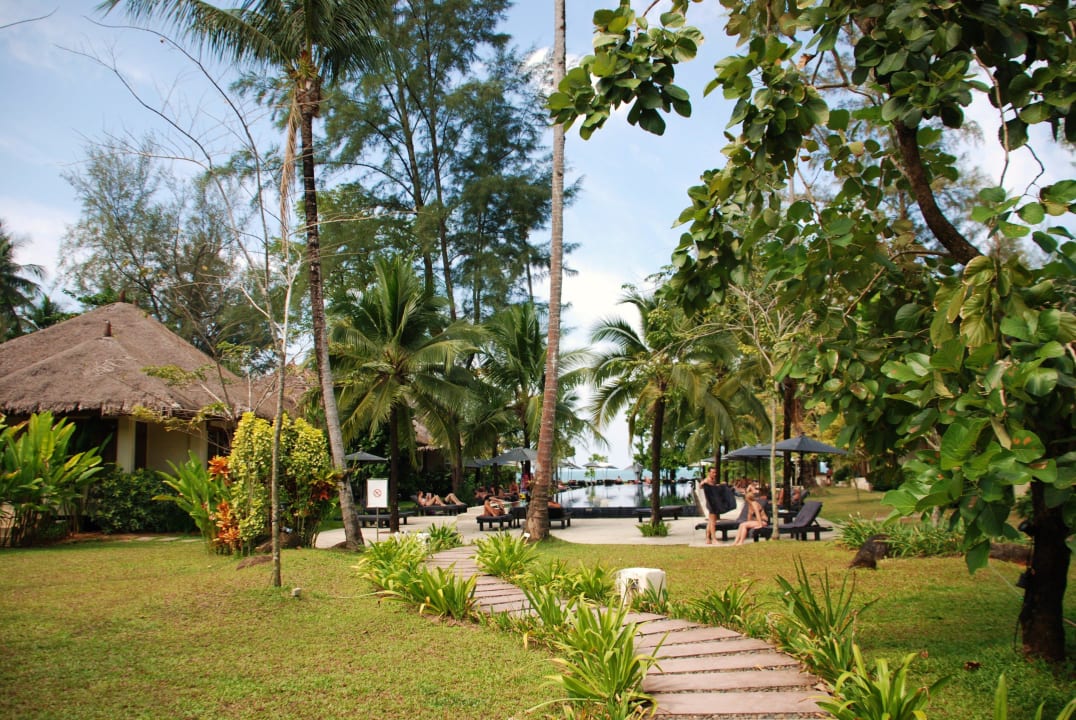 Blick zum Pool und Strand Bangsak Village