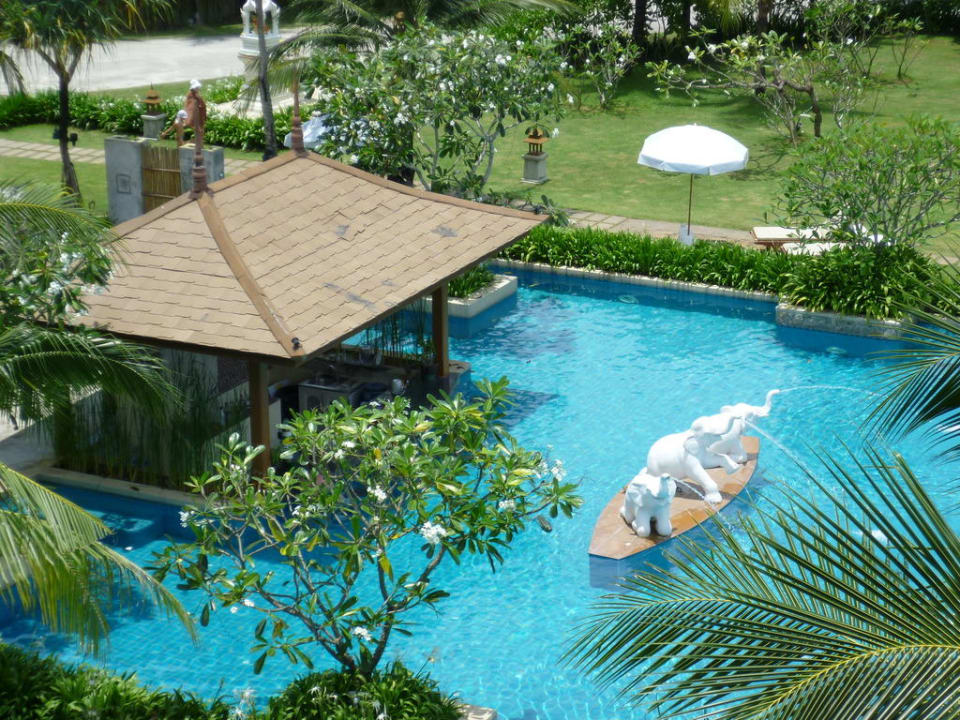 Ausblick vom Zimmerbalkon auf den Pool Hotel Naithonburi Beach Resort