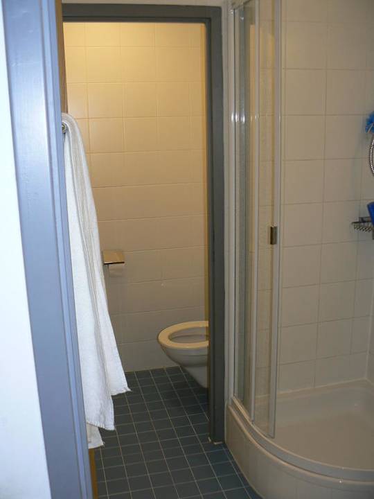 Toilette und Bad AllYouNeed Hotel Salzburg