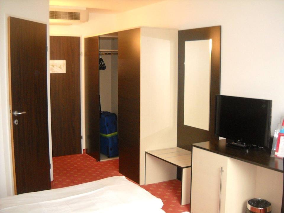 Zimmer Eingang u Badzugang Premier Inn Wien City Hauptbahnhof