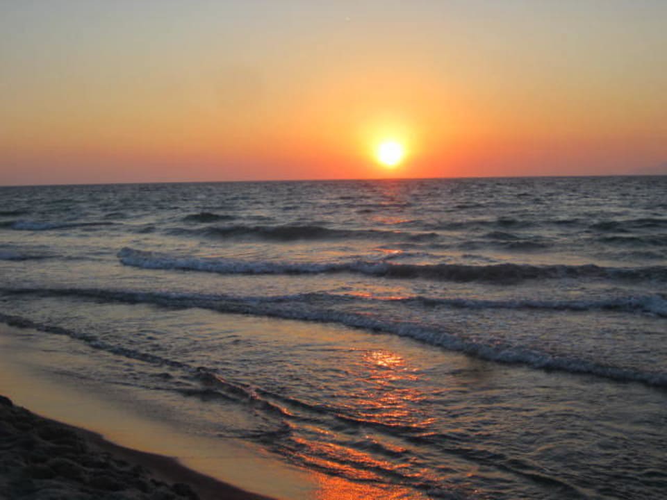 Absolut empfehlenswert! Sonnenuntergang Sandy Beach Hotel & Family Suites