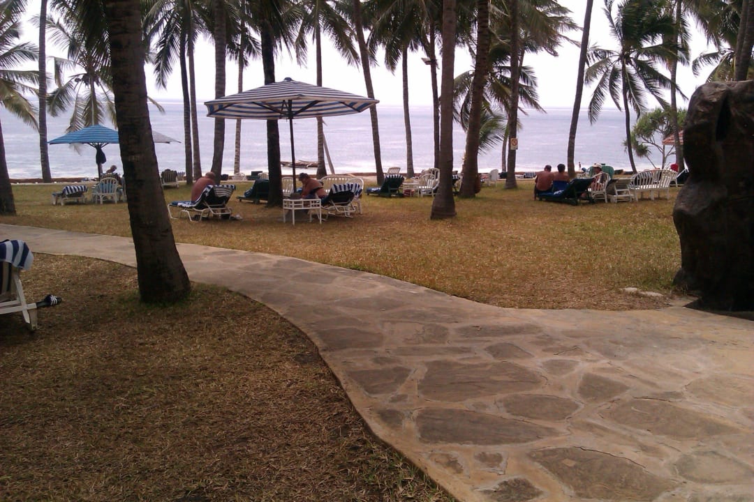 Blick zur Liegewiese PrideInn Flamingo Beach Resort & Spa