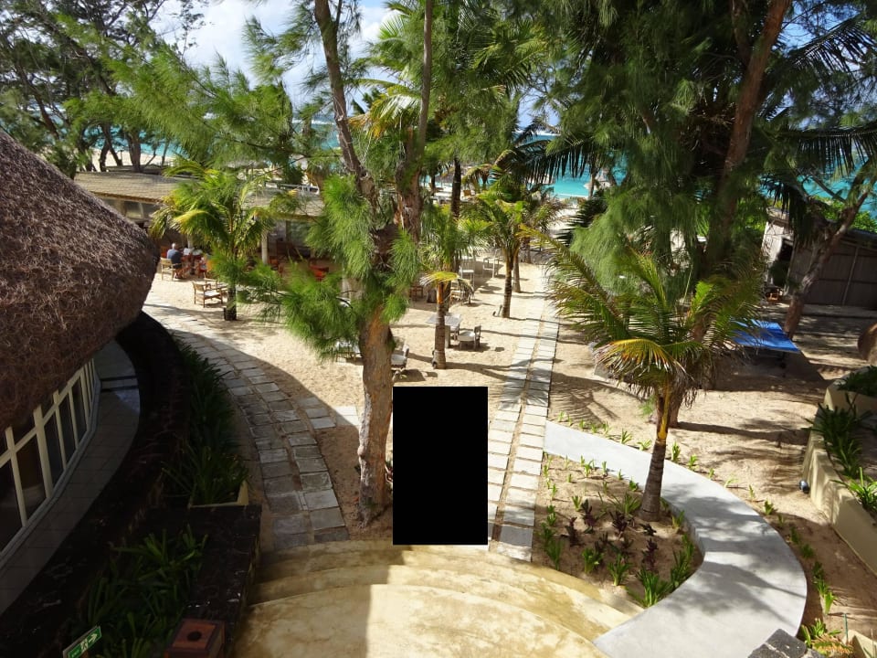 Weg am Restaurant vorbei zum Strand Friday Attitude