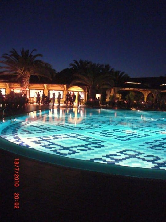 Der Pool mit Geschäft im Hintergrund Ali Bey Club