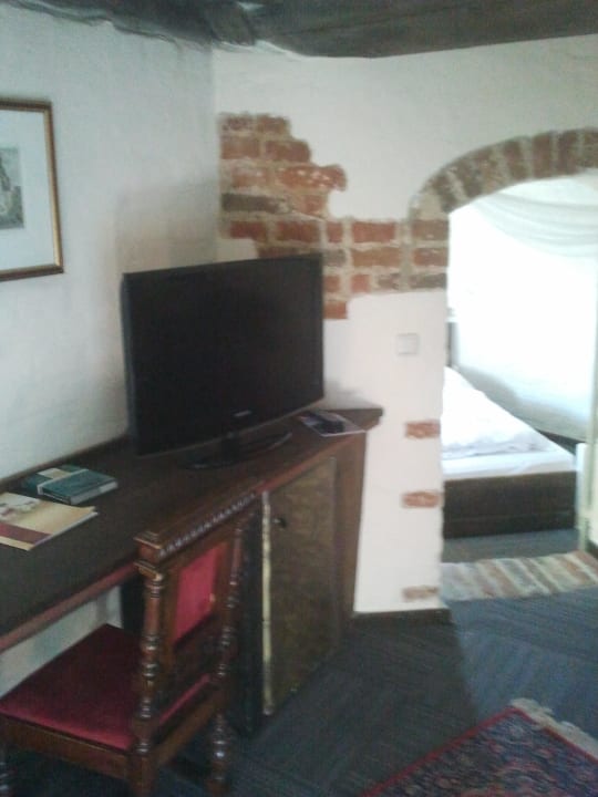 Schreibtisch mit unsinnig plaziertem TV Schlosshotel Neufahrn