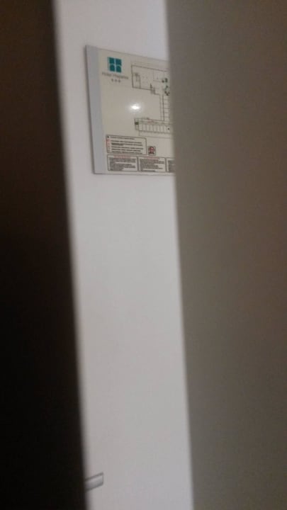 BLICK AUS DEM BAD BEI GESCHLOSSENER TÜR Hotel Hispania