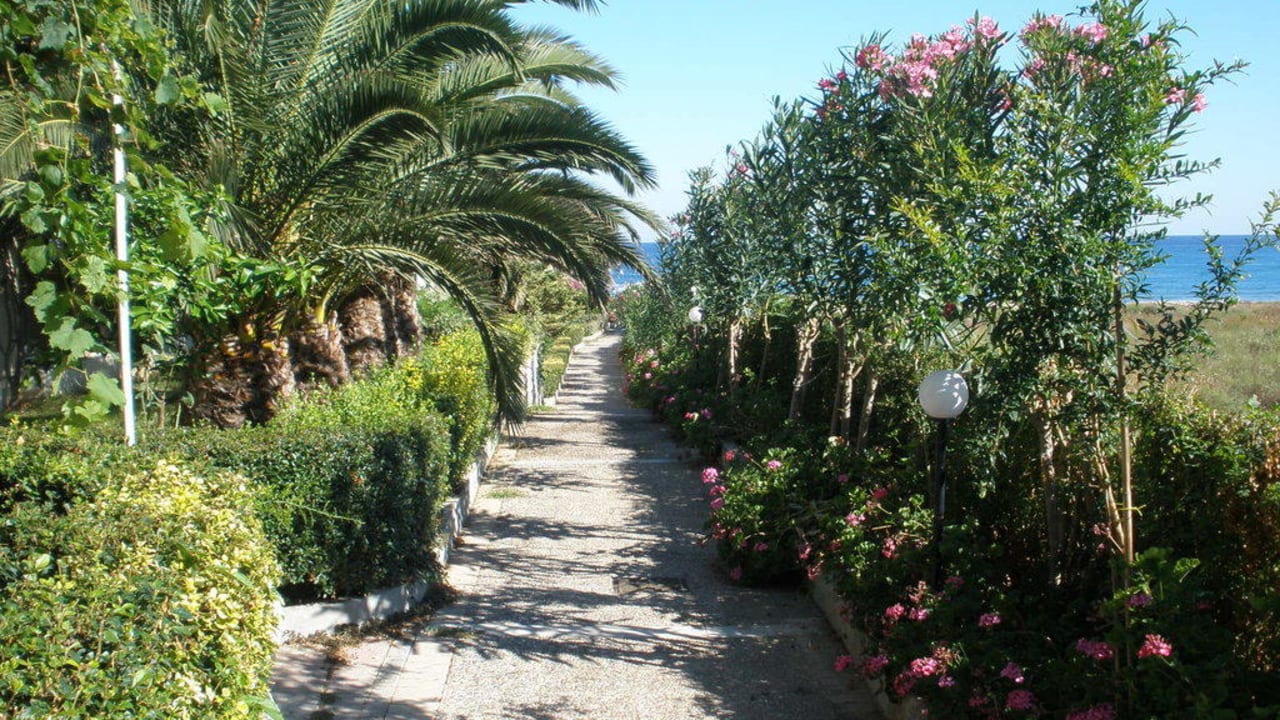 Seitlich innerhalb der Anlage  Hydramis Palace Beach Resort
