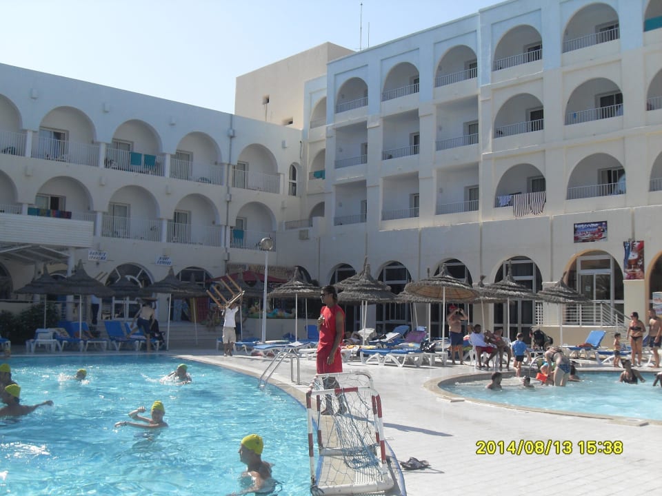 Animateur Timmy beim Wasserball El Mehdi Beach Resort