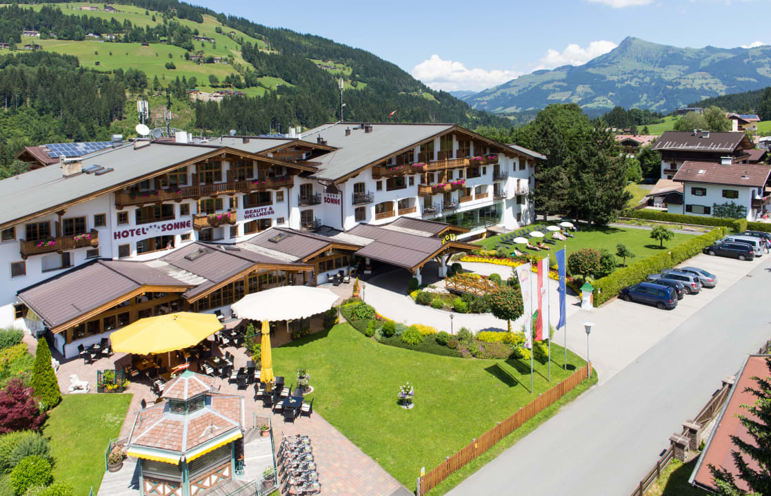 Hotel mit Kitzbüheler Horn im Hintergrund Hotel Sonne