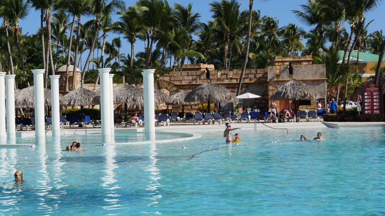 Hauptpool mit Kinderclub im Hintergrund Grand Palladium Select Bávaro Resort & Spa
