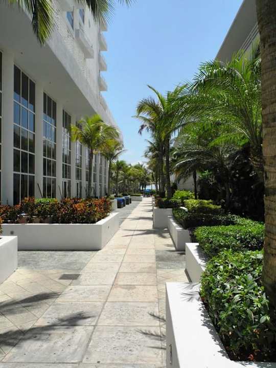 Gang zwischen den Gebäuden Royal Palm South Beach Miami, a Tribute Portfolio Resort