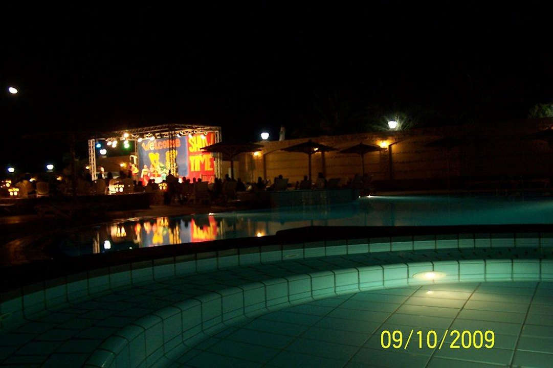 Pool bei Nacht Palm Beach Resort