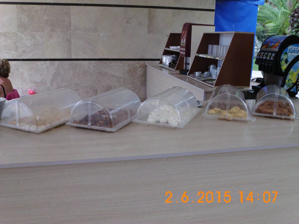 So sieht das Kaffe und Kuchen Buffet aus! Süral Saray Hotel