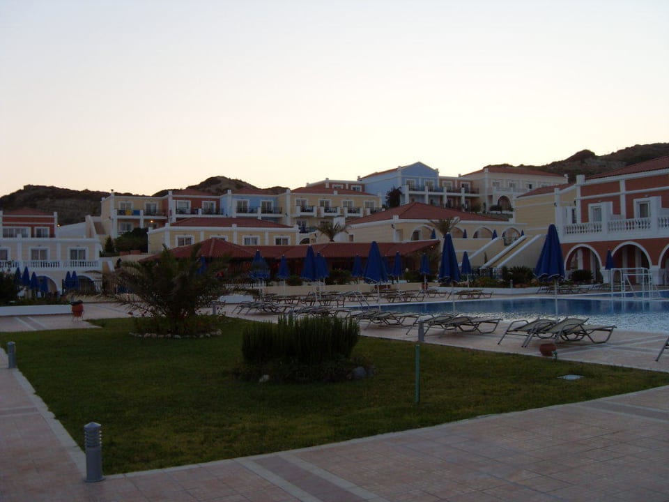 Außenansicht mehrerer Wohneinheiten und Pools Porto Bello Royal