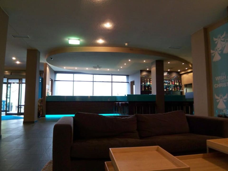 Eingang, Rezeption und Barbereich Motel One Frankfurt Airport