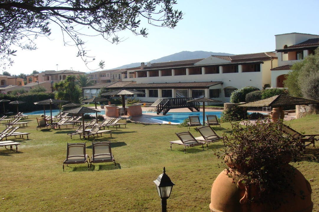 Liegewiese mit Pool Hotel Sa Pedra