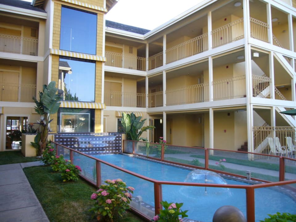 Innenhof mit Pool Hotel Solares