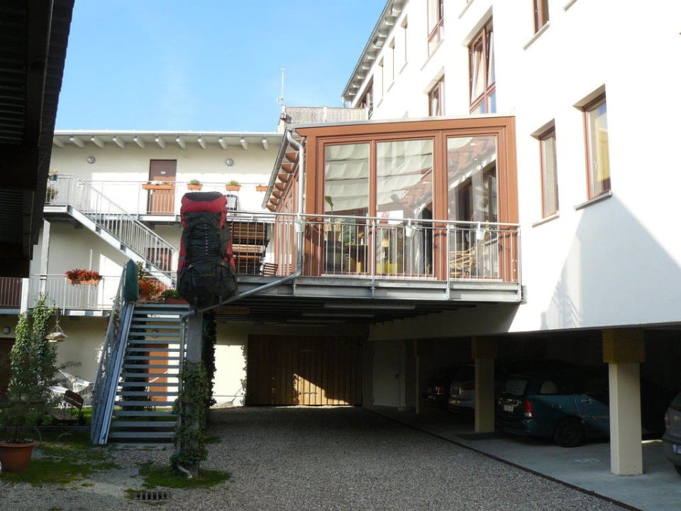 Rückwärtige Terrasse und Parkplätze Hotel GreifenNest