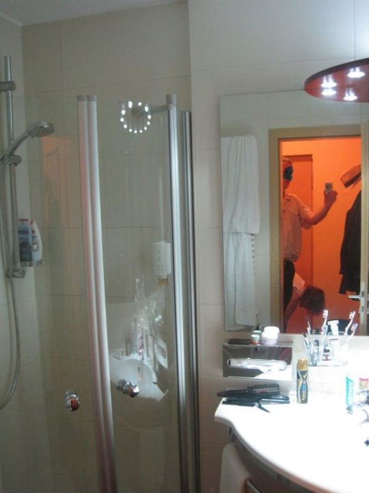 Die sehr kleine Duschkabine Parkhotel Bad Schandau