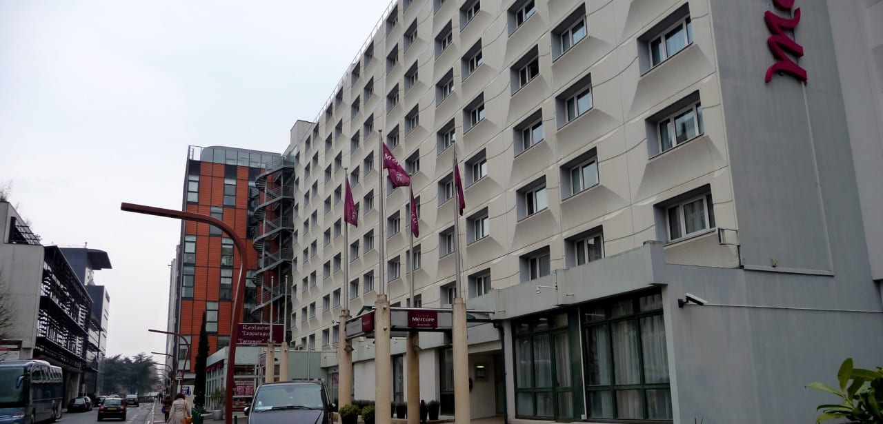 Vor dem Hotel Hotel Mercure Paris Porte d'Orleans