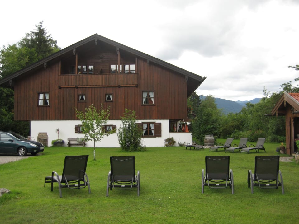 Rückseite des Hauses mit Parkplatz und Garten Ferienwohnungen Ignazhof