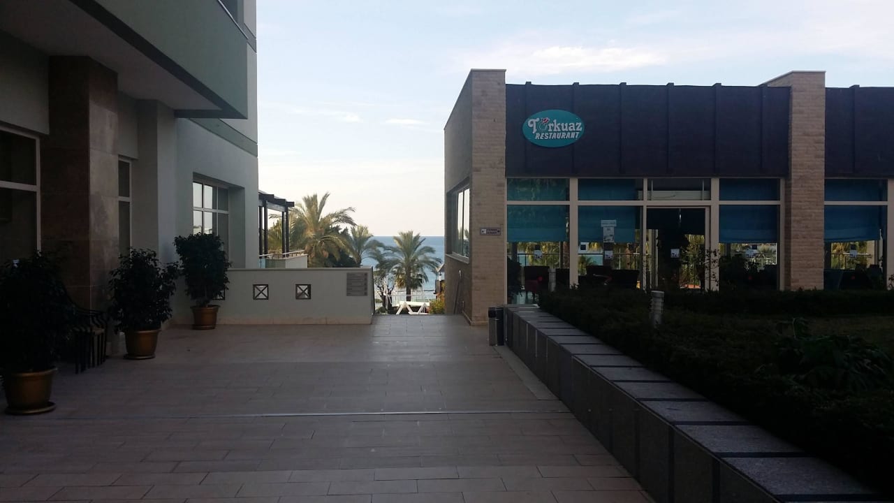 Vor dem Restaurant Sealife Buket Resort & Beach