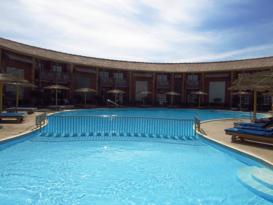 Kalter Pool an den Bungalows Pickalbatros Alf Leila Wa Leila Resort - Neverland Hurghada