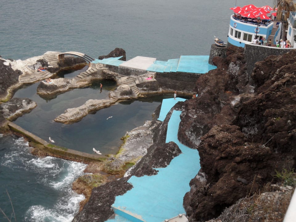 Naturbecken mit Restaurants am Ende des Urlaubs Hotel Golden Residence