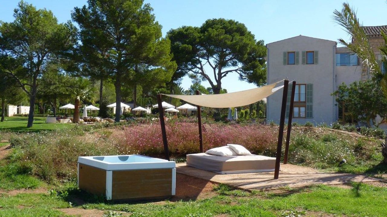 1 der Bali-Beds jeweils hinter einem Blumenhügel Fontsanta Hotel Thermal Spa & Wellness - Adults only