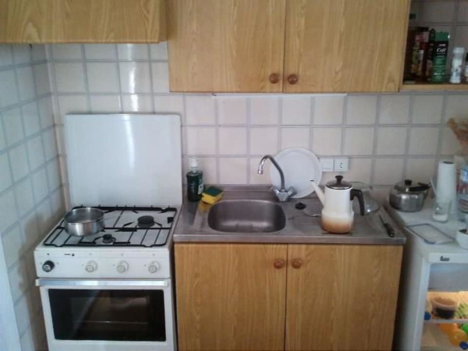 Einfachste, abgenutzte Küchenausstattung Hotel Cala D'Or Park