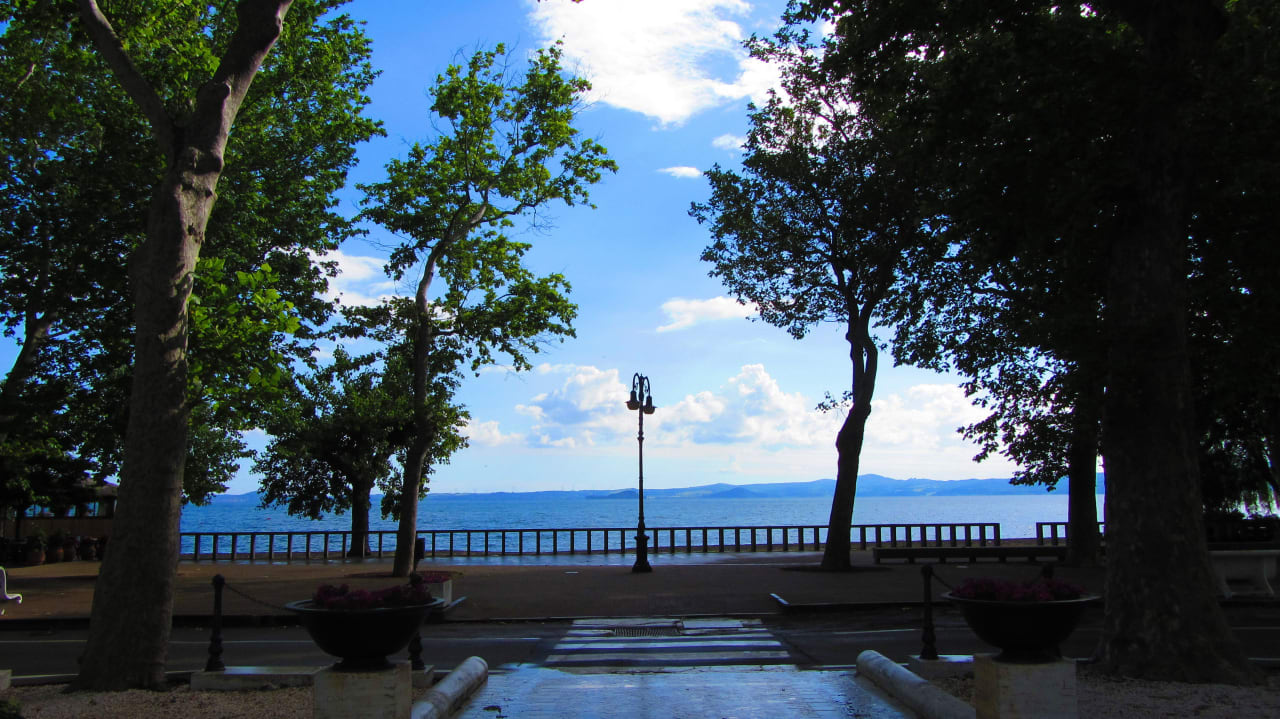 Der Lago di Bolsena liegt direkt vor dem Hotel Hotel Columbus
